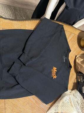 Mack Trucks Bulldog "Mack's Got It!" Black Crewneck Sweatshirt Size M